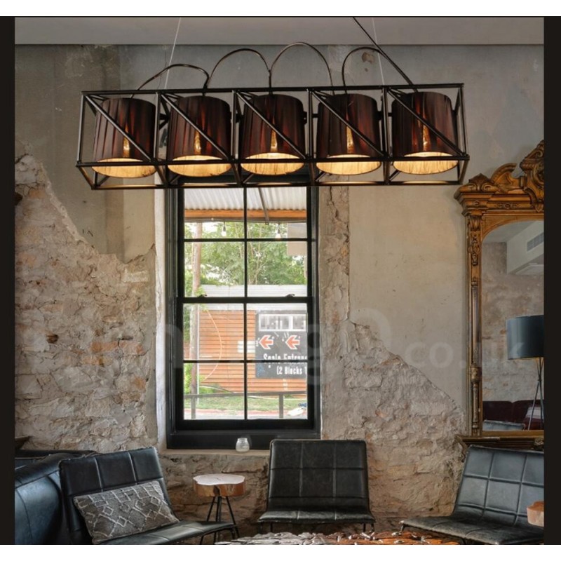 Lámpara colgante de acero de estilo industrial para tienda.