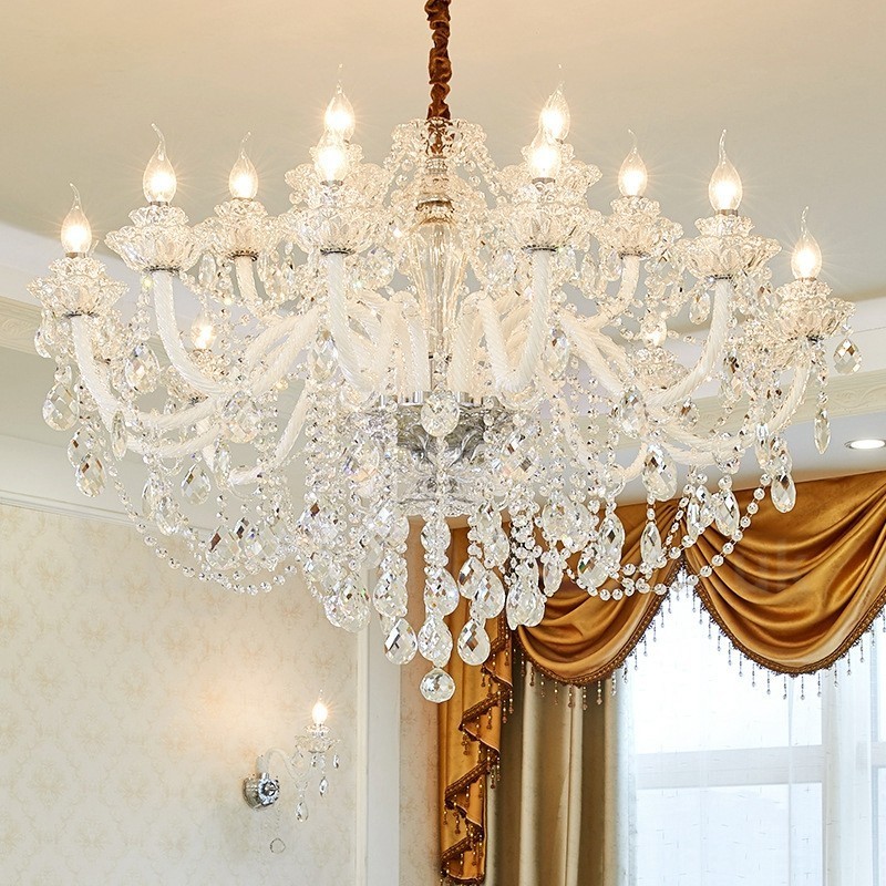 Candelabro de cristal transparente de 18 (12+6) luces con brazos blancos