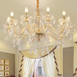 Candelabro dorado con candelabro de cristal transparente