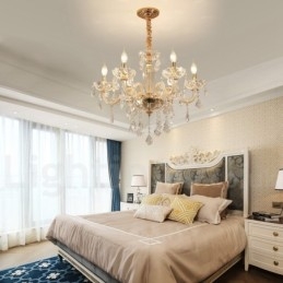 Candelabro dorado con candelabro de cristal transparente