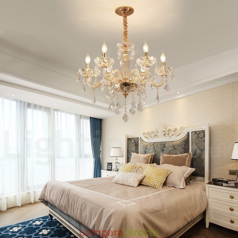 Candelabro dorado con candelabro de cristal transparente