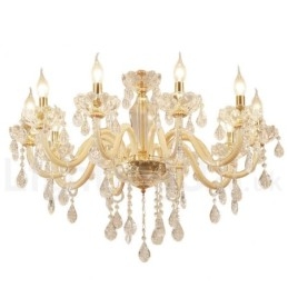 Candelabro dorado con candelabro de cristal transparente
