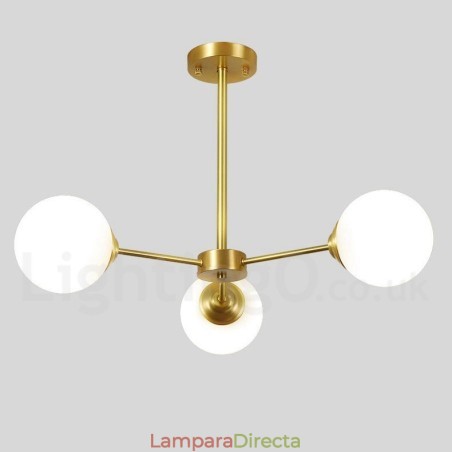 Lámpara colgante moderna de metal con tres luces de latón puro del norte de Europa. Lámpara colgante moderna de metal con tres luces de latón puro del norte de Europa.