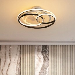 Lámparas de techo modernas con anillos circulares y ventilador de techo de diseño.