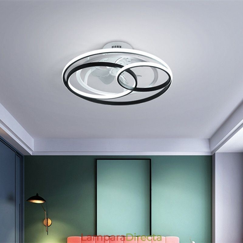 Lámparas de techo modernas con anillos circulares y ventilador de techo de diseño.