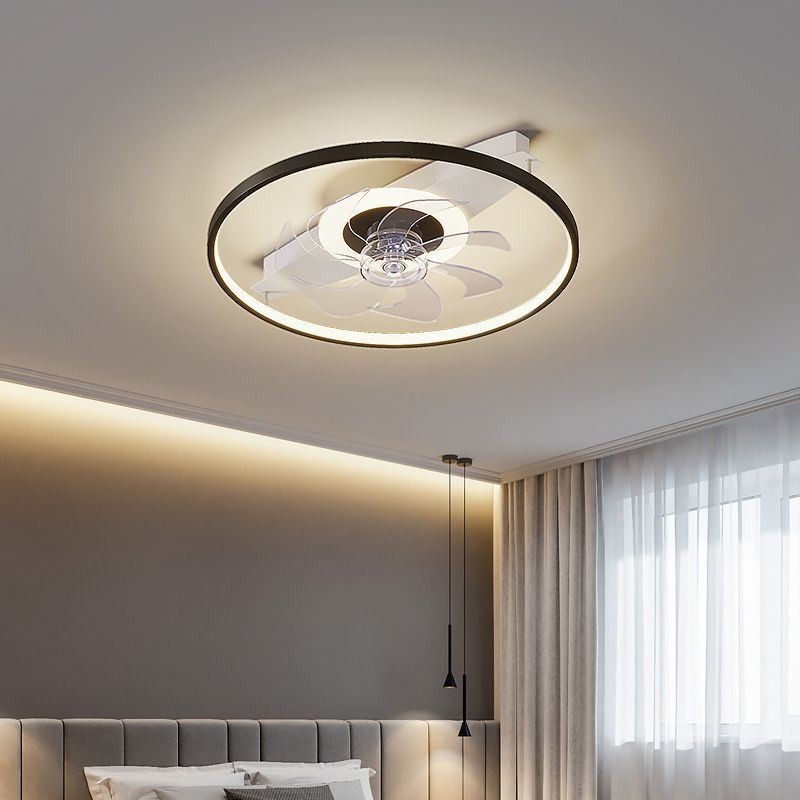 Ventilador de techo moderno con luces y control remoto.
