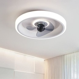 Ventilador de techo moderno con luces y control remoto.