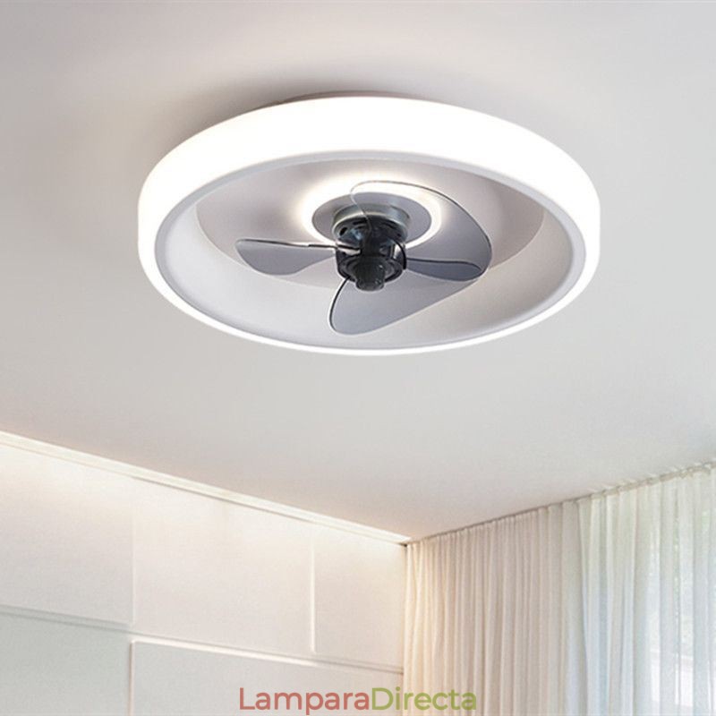 Ventilador de techo moderno con luces y control remoto.