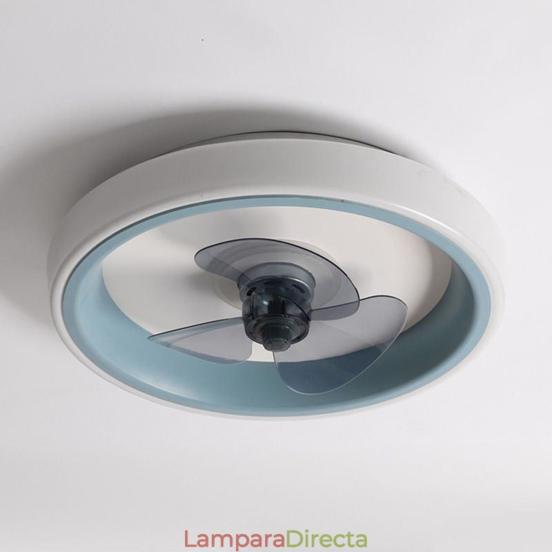 Ventilador de techo moderno con luces y control remoto.