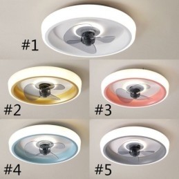 Ventilador de techo moderno con luces y control remoto.
