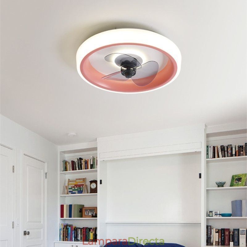Ventilador de techo moderno con luces y control remoto.