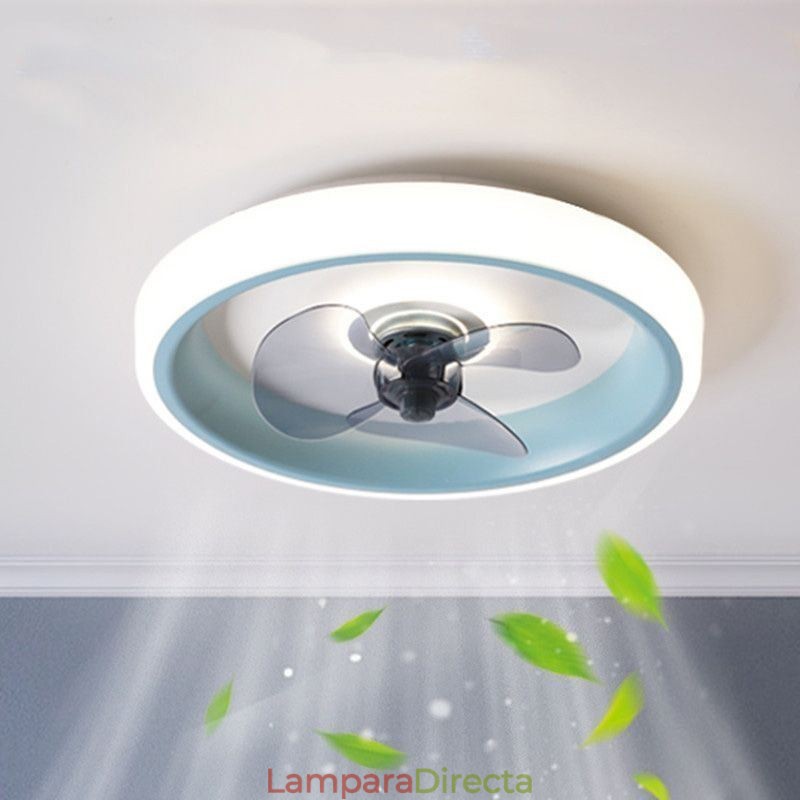 Ventilador de techo moderno con luces y control remoto.