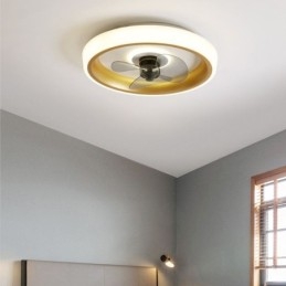 Ventilador de techo moderno con luces y control remoto.