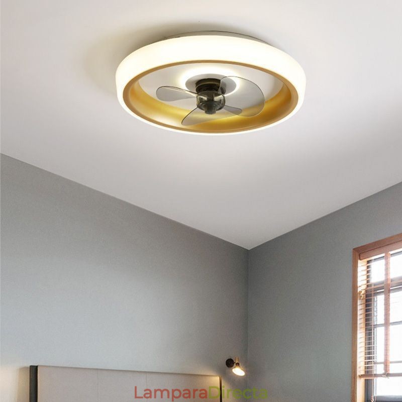 Ventilador de techo moderno con luces y control remoto.