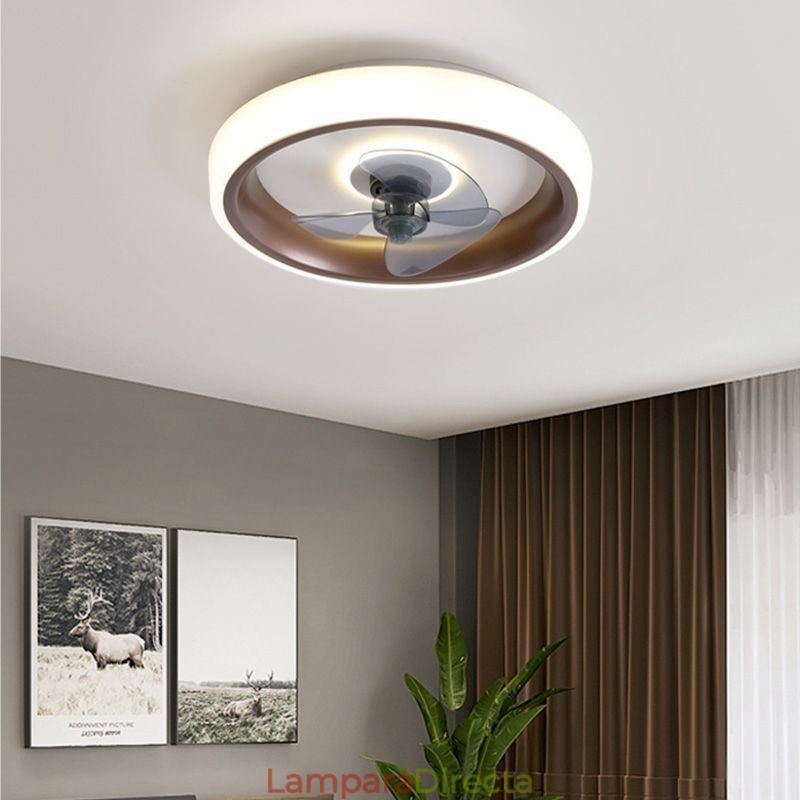 Ventilador de techo moderno con luces y control remoto.