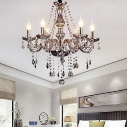 Elegante lámpara colgante de cristal de estilo europeo.