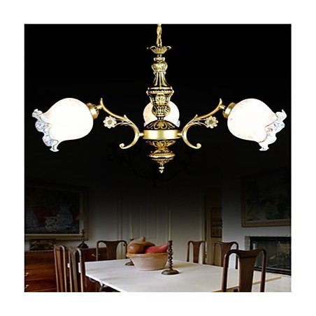 Lámpara de araña de bronce de tres luces, estilo retro clásico europeo. Lámpara de araña de bronce de tres luces, estilo retro clásico europeo.
