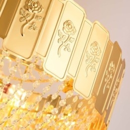 Lámpara colgante de cristal dorado, elegante y decorativa.