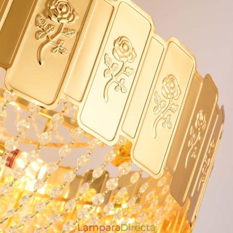 Lámpara colgante de cristal dorado, elegante y decorativa.
