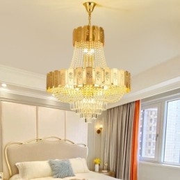 Lámpara colgante de cristal dorado, elegante y decorativa.