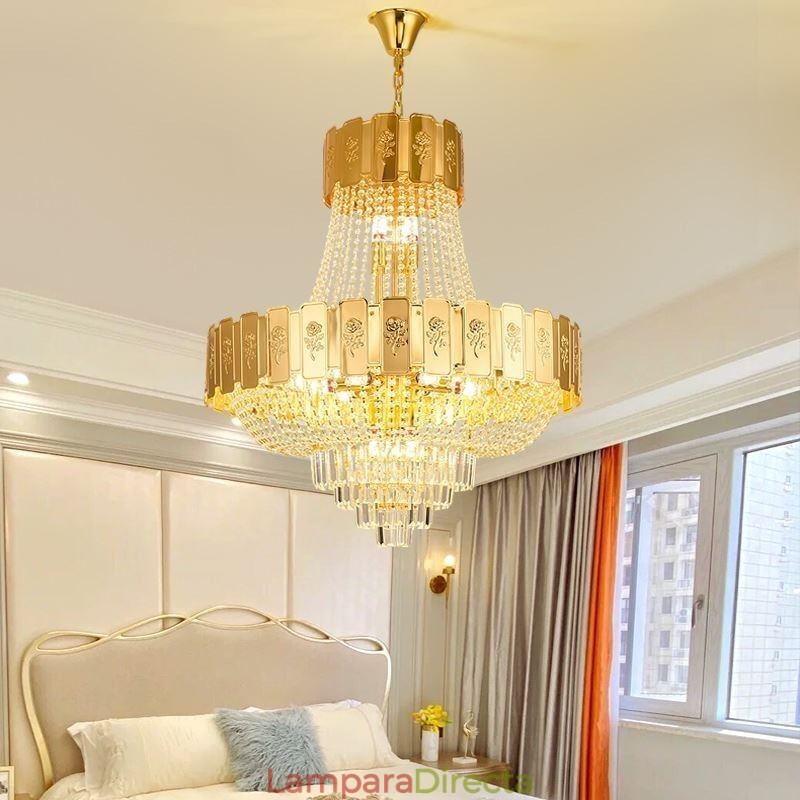 Lámpara colgante de cristal dorado, elegante y decorativa.