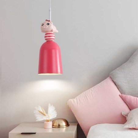 Lámpara colgante moderna de hierro forjado con forma de cerdito de resina rosa. Lámpara colgante moderna de hierro forjado con forma de cerdito de resina rosa.