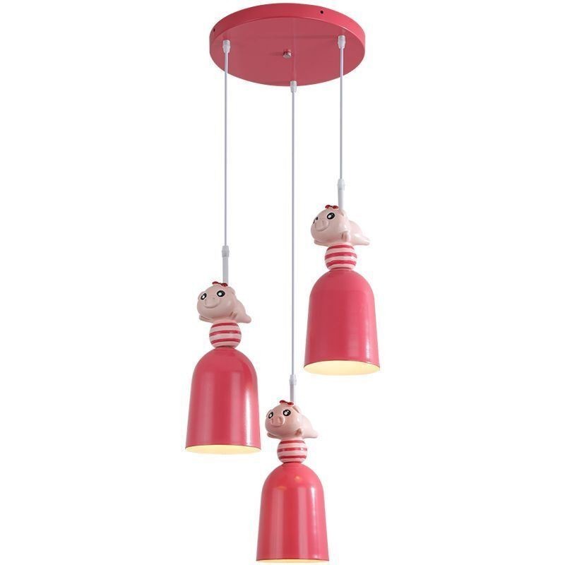 Lámpara colgante moderna de hierro forjado con forma de cerdito de resina rosa.