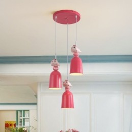 Lámpara colgante moderna de hierro forjado con forma de cerdito de resina rosa.