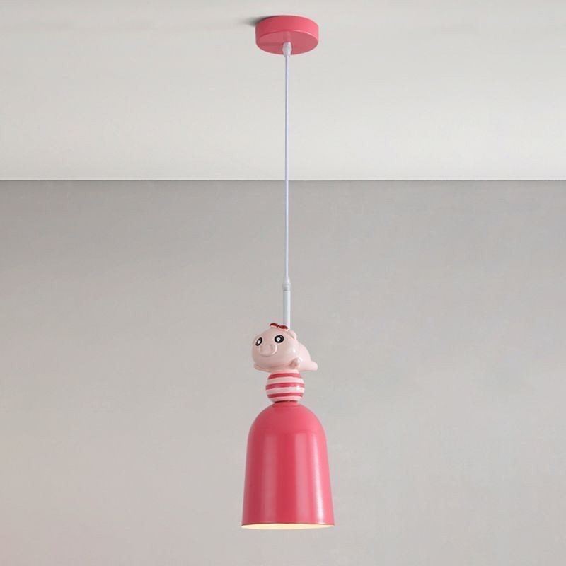 Lámpara colgante moderna de hierro forjado con forma de cerdito de resina rosa.