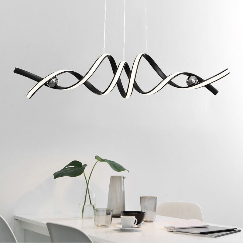 Lámpara colgante minimalista de aluminio con diseño de espiral.