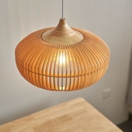 Lámpara colgante con marco de madera y forma de calabaza
