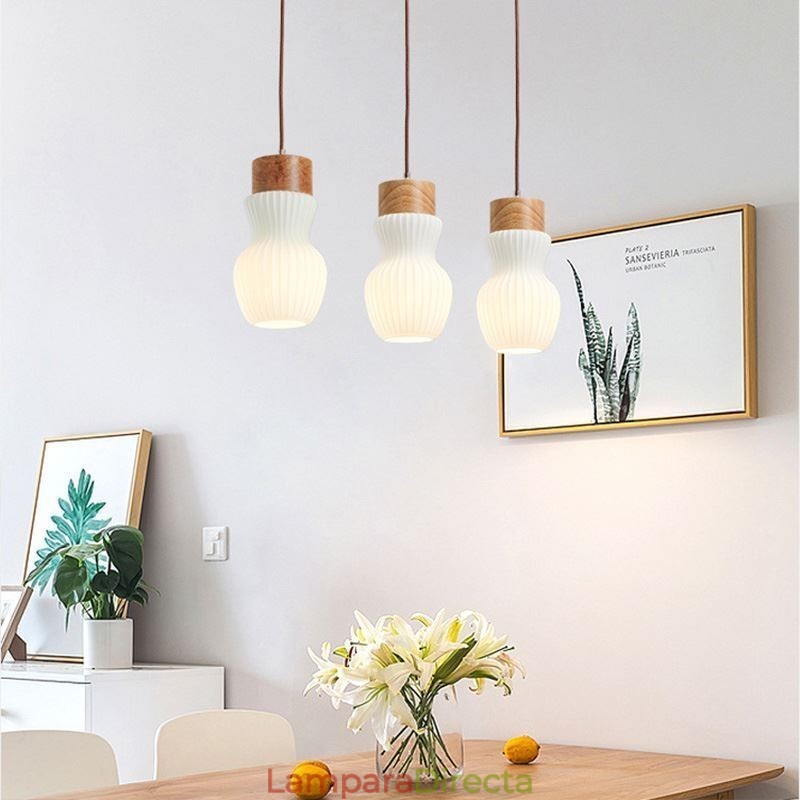 Lámpara colgante de cristal japonesa con decoración creativa.