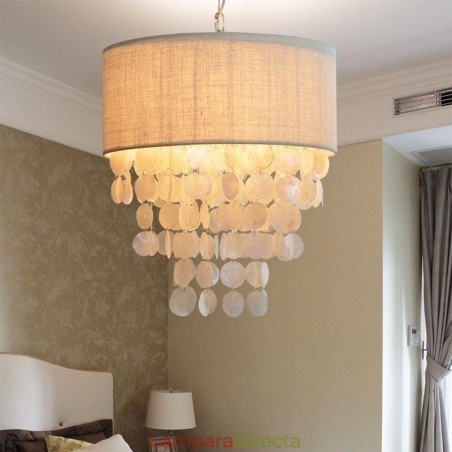 Lámpara colgante contemporánea con forma de concha de medusa y pantalla cilíndrica. Lámpara colgante contemporánea con forma de concha de medusa y pantalla cilíndrica.