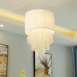 Lámpara colgante contemporánea con forma de concha de medusa y pantalla cilíndrica.