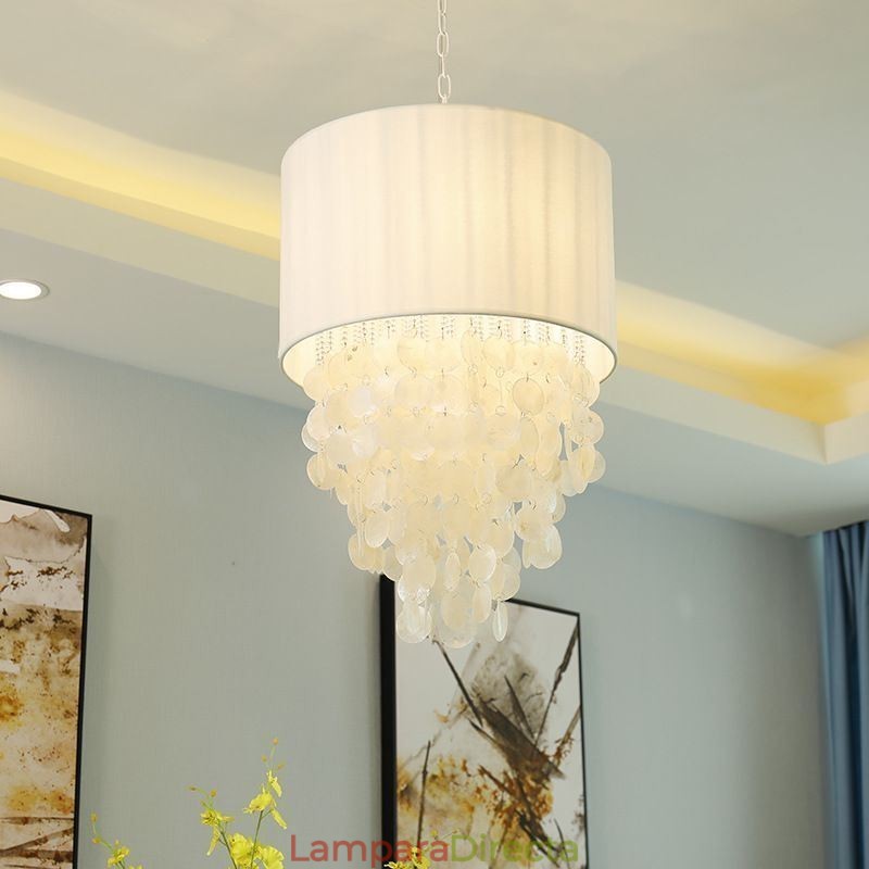 Lámpara colgante contemporánea con forma de concha de medusa y pantalla cilíndrica.