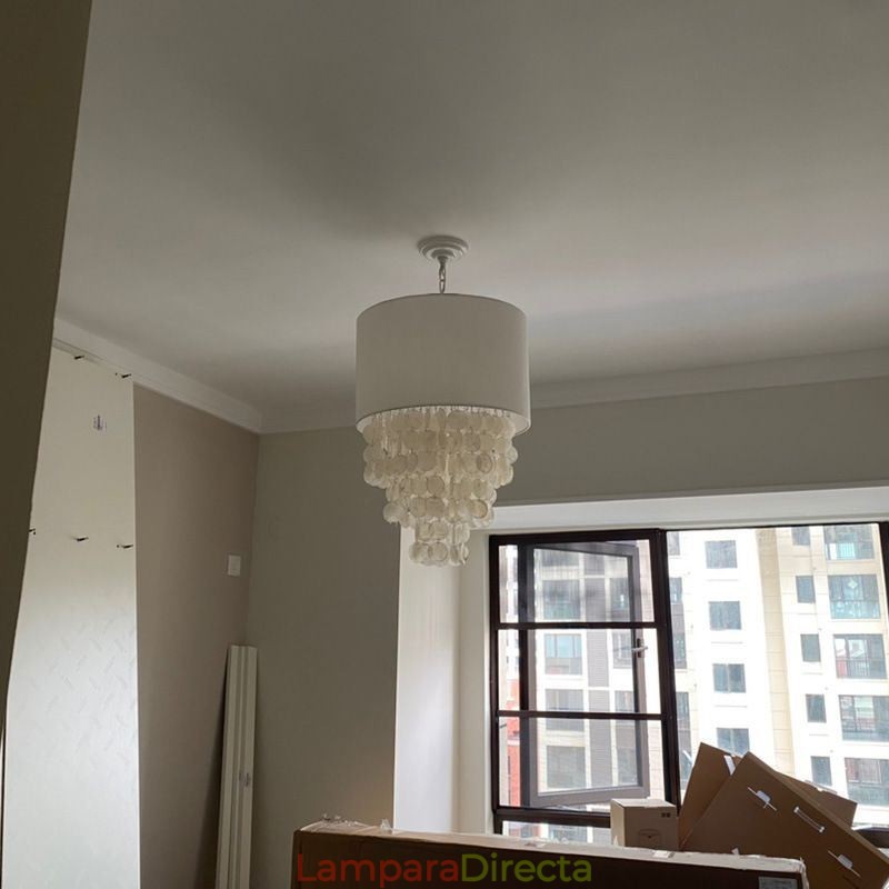 Lámpara colgante contemporánea con forma de concha de medusa y pantalla cilíndrica.