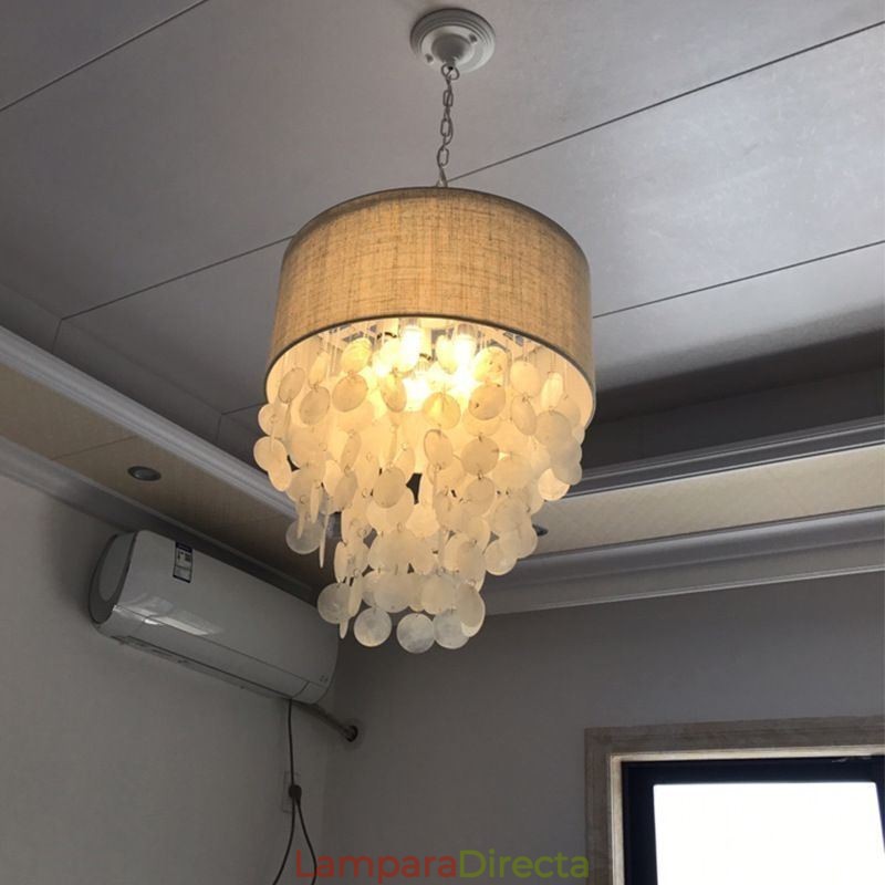 Lámpara colgante contemporánea con forma de concha de medusa y pantalla cilíndrica.