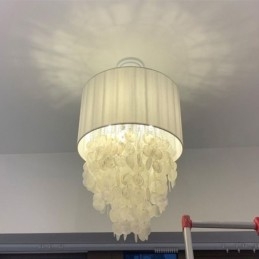 Lámpara colgante contemporánea con forma de concha de medusa y pantalla cilíndrica.