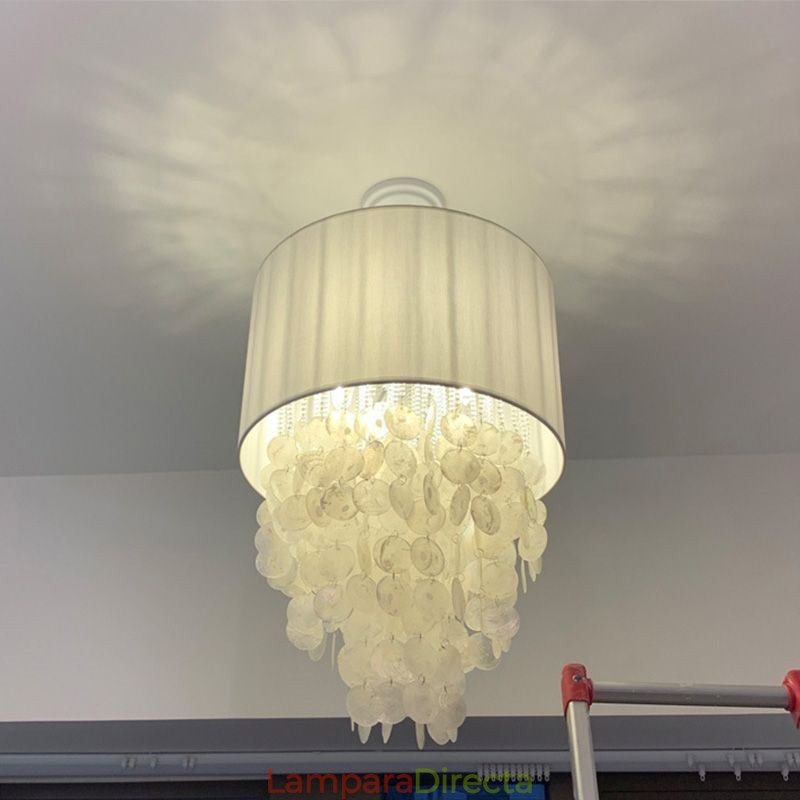 Lámpara colgante contemporánea con forma de concha de medusa y pantalla cilíndrica.