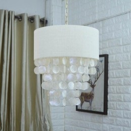 Lámpara colgante contemporánea con forma de concha de medusa y pantalla cilíndrica.