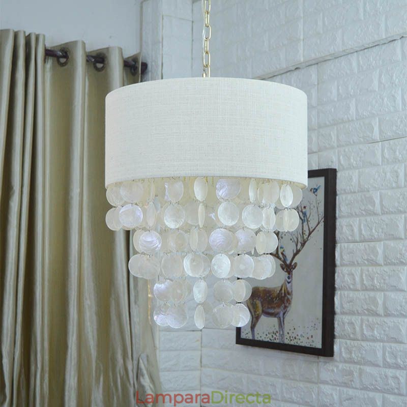 Lámpara colgante contemporánea con forma de concha de medusa y pantalla cilíndrica.