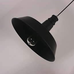 Lámpara colgante moderna negra con pantalla circular destacada