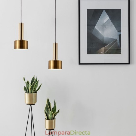 Lámpara colgante moderna y sencilla con forma de cilindro, iluminación de aluminio. Lámpara colgante moderna y sencilla con forma de cilindro, iluminación de aluminio.