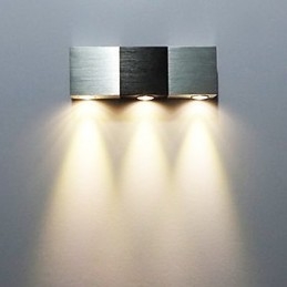Aplique de pared moderno con luz dispersa, cuerpo rectangular de aluminio