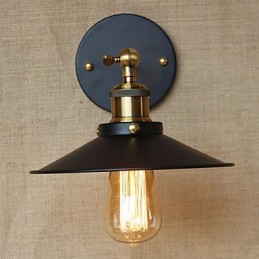 Villa de estilo industrial minimalista retro frente al pasillo de la iglesia con sombrilla y vestido negro decorado en la pared.