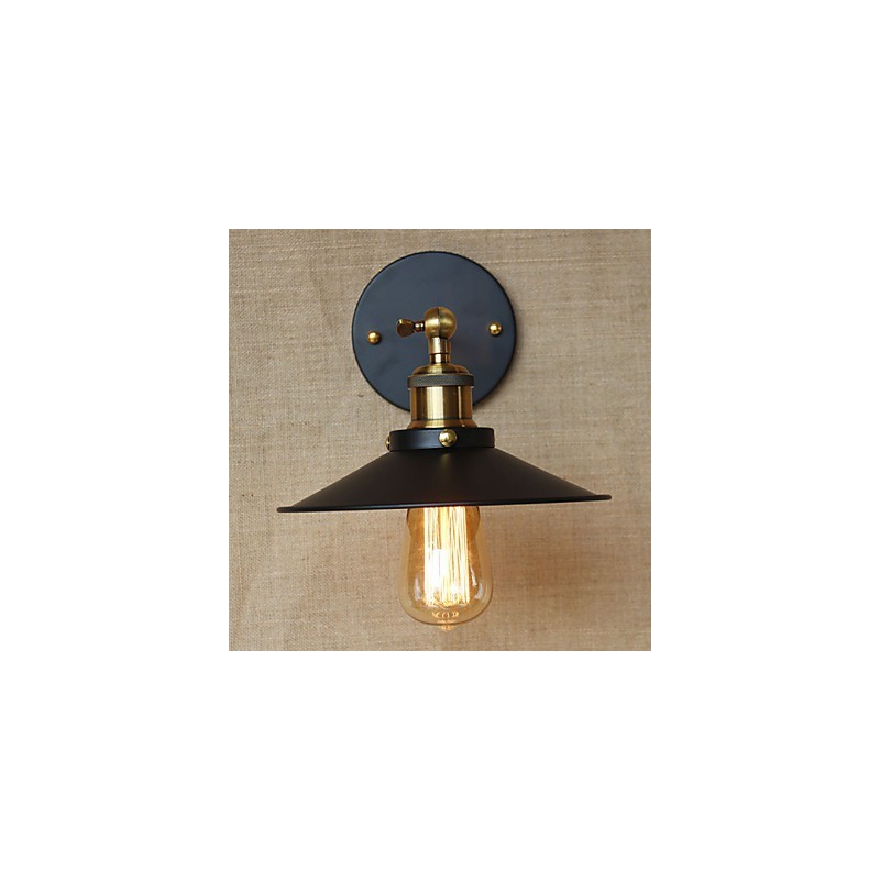 Villa de estilo industrial minimalista retro frente al pasillo de la iglesia con sombrilla y vestido negro decorado en la pared.