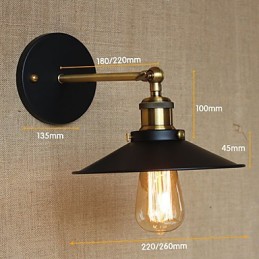 Villa de estilo industrial minimalista retro frente al pasillo de la iglesia con sombrilla y vestido negro decorado en la pared.