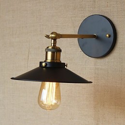 Villa de estilo industrial minimalista retro frente al pasillo de la iglesia con sombrilla y vestido negro decorado en la pared.