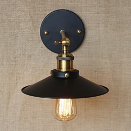 Villa de estilo industrial minimalista retro frente al pasillo de la iglesia con sombrilla y vestido negro decorado en la pared.