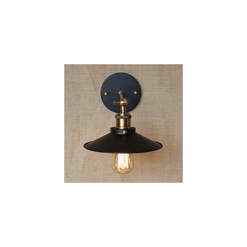 Villa de estilo industrial minimalista retro frente al pasillo de la iglesia con sombrilla y vestido negro decorado en la pared.